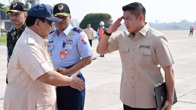 Presiden RI Prabowo Subianto saat hendak bertolak ke Bali di Pangkalan TNI AU Halim Perdanakusuma, Jakarta Timur (sumber: Muchlis Jr - Biro Pers Sekretariat Presiden)