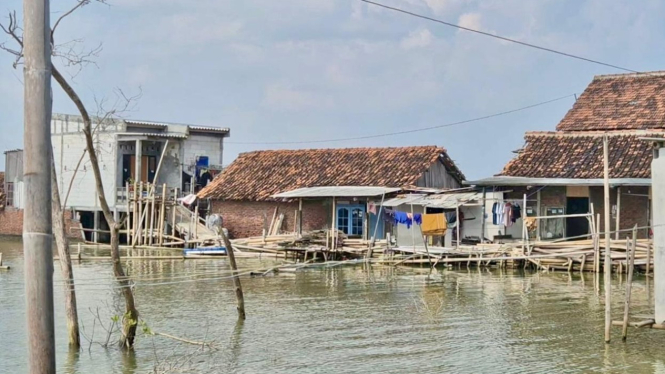 Banyak warga yang tinggal di pesisir pantai Utara Pulau Jawa
