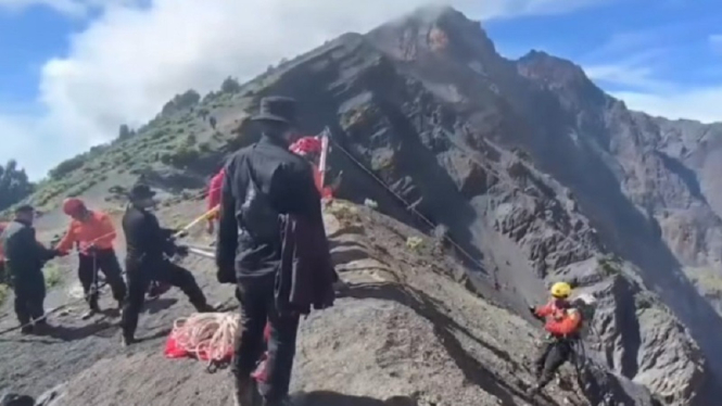 Tim SAR gabungan melakukan evakuasi pendaki asal Brasil jatuh di Rinjani 