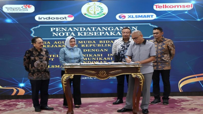 Jamintel Kejagung Reda Manthovani menandatangani Mou dengan 4 perusahaan seluler