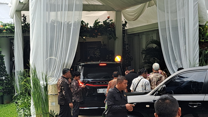 Rombongan dari Megawati Soekarnoputri saat tiba di akad nikah putri Pramono Anung 