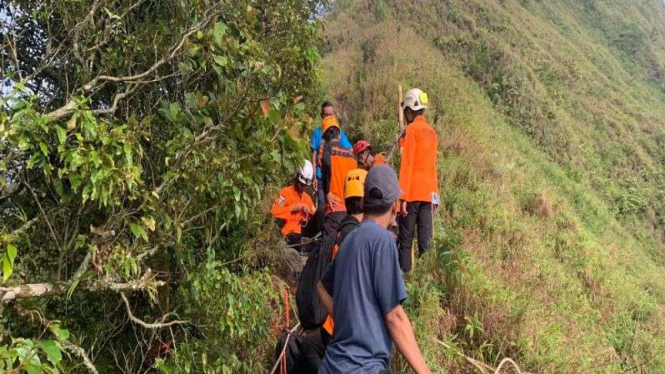 Tim Basarnas Semarang mengevakuasi pendaki yang jatuh ke jurang Gunung Muria.