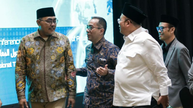 Mendikti Saintek Brian Yuliarto (tengah).
