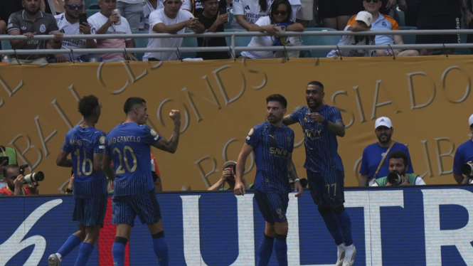 Pemain Al Hilal rayakan gol Ruben Neves
