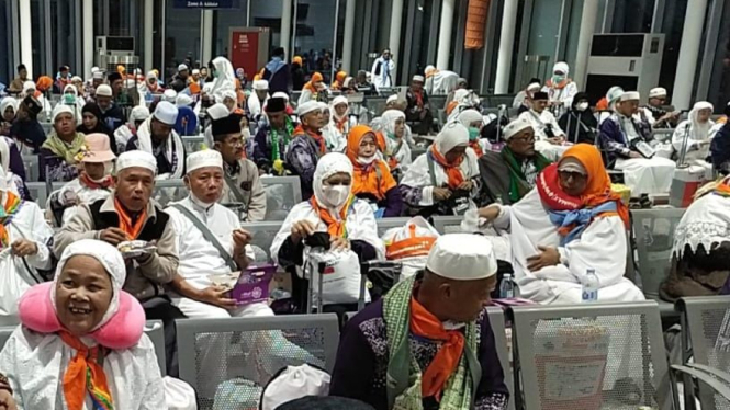 Jemaah haji gelombang 2 sedang menunggu keberangkatan di Bandara AMAA, Madinah