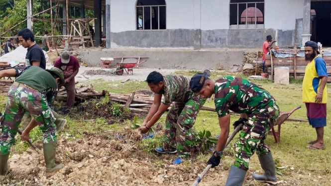 TNI dan Warga Papua Gotong-royong Bangun Kembali Gereja Pasca Teror OPM