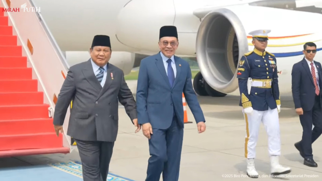 Momen Presiden RI Prabowo Subianto menyambut langsung kedatangan PM Malaysia Anwar Ibrahim di Pangkalan Udara TNI AU Halim Perdanakusuma, Jakarta Timur (sumber foto: tangkapan layar YouTube Sekretariat Presiden)