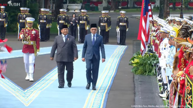 Presiden RI Prabowo Subianto dan PM Malaysia Anwar Ibrahim saat melakukan pengecekan pasukan di Istana Merdeka, Jakarta Pusat (sumber: tangkapan layar YouTube Sekretariat Presiden)