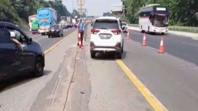 Contraflow di jalan Tol Jakarta-Cikampek.