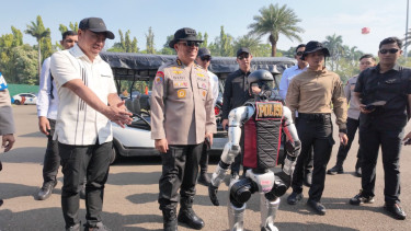 Irwasum Polri Komjen Dedi Prasetyo melihat robot humanoid memakai rompi polisi