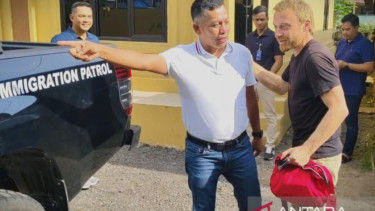 WNA asal Polandia dibawa ke Imigrasi Makassar, Sulawesi Selatan