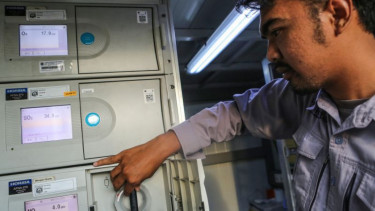 Petugas mengecek analisis CO dan CH4 pada SKPU di Metland Jakarta