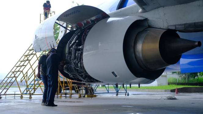Detail Mesin Jet Pesawat di Dalam Fasilitas MRO Dirgantara di Bandung, Dalam Proses Perawatan dan Inspeksi Berkala