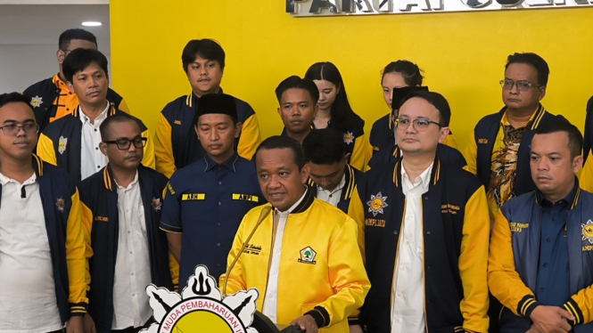 Ketua Umum Partai Golkar Bahlil Lahadalia dan Ketua Umum DPP AMPI Jerry Sambuaga di Kantor DPP Partai Golkar, Jakarta Barat