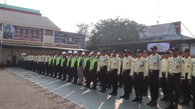 Sejumlah satpam mengikuti lomba PBB, senam tongkat dan borgol