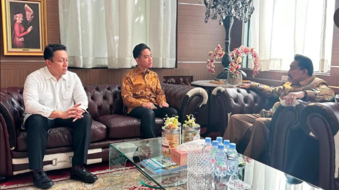 Jenderal TNI (Purn.) A.M. Hendropriyono (kanan), Wakil Presiden (Wapres) Gibran Rakabuming Raka (tengah),  Wakil Menteri Lingkungan Hidup Diaz Hendropriyono (kiri)  dokumentasi:  Instagram @gibran_rakabuming
