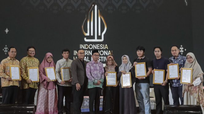 PH Utama MHI menyerahkan Sertifikat Halal kepada 10 perwakilan UMK