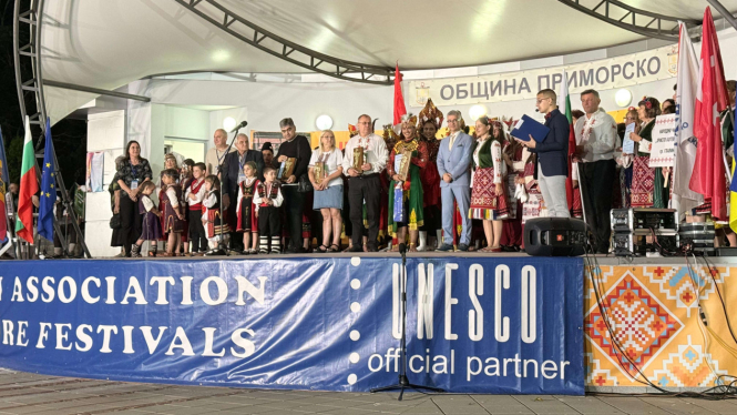 SMA Labschool Kebayoran juara umum Festival Folklore Internasional ke-21