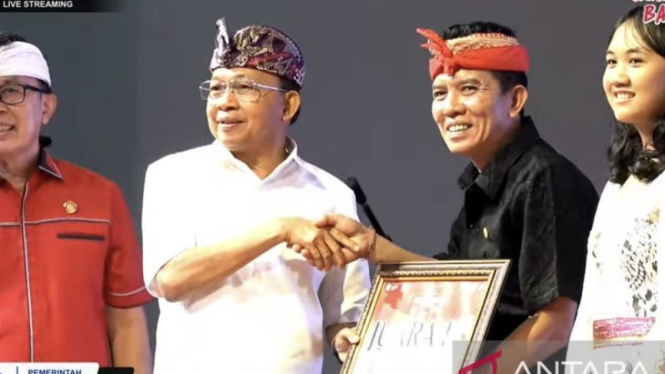 Gubernur Bali Wayan Koster berikan hadiah lomba Bulan Bung Karno di Denpasar