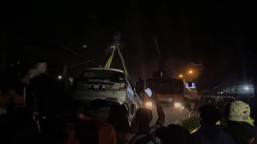 Evakuasi mobil anggota Brimob yang tewas tertimpa pohon tumbang
