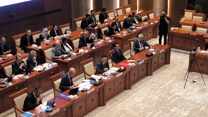 Menteri Luar Negeri, Sugiono dalam rapat kerja bersama Komisi I DPR RI di Kompleks Parlemen, Senayan, Jakarta Pusat 