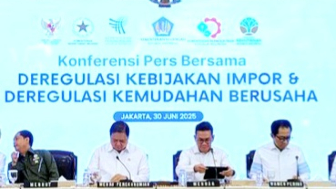 Menko Perekonomian Airlangga Hartarto dan Menteri Perdagangan, Budi Santoso dalam konferensi pers di Kementerian Perdagangan, Jakarta, Senin, 30 Juni 2025