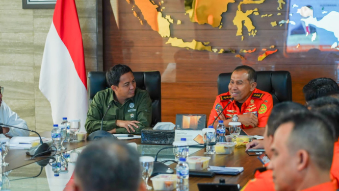 Menteri Kehutanan (Menhut) Raja Juli Antoni melakukan pertemuan dengan Kepala Basarnas, Marsekal Madya TNI Mohammad Syafii 