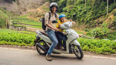 Ilustrasi bonceng anak di depan