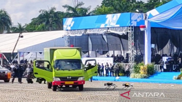 Polri menunjukkan kemampuan robot K9 dalam mendeteksi bahan peledak