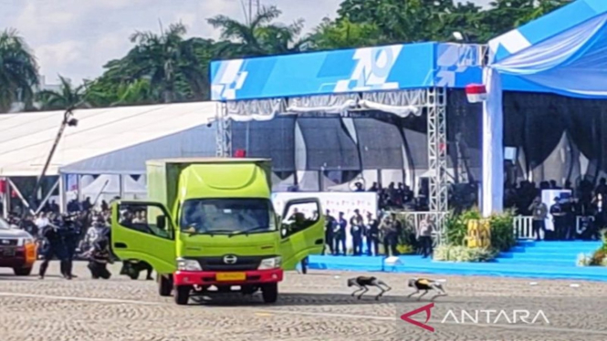 Polri menunjukkan kemampuan robot K9 dalam mendeteksi bahan peledak