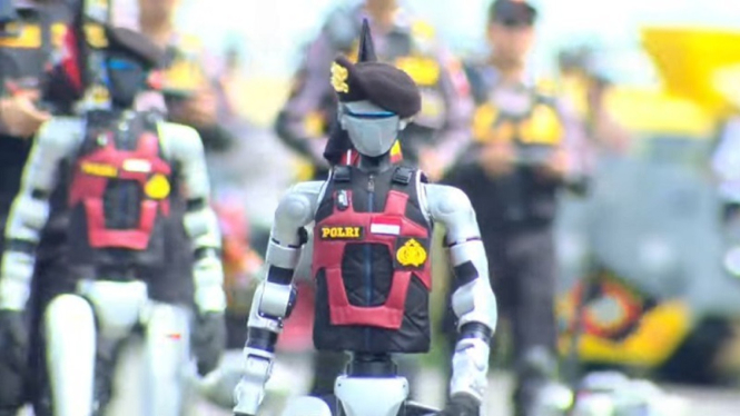 Robot Humanoid Polri memberi hormat kepada Presiden Prabowo di HUT Bhayangkara