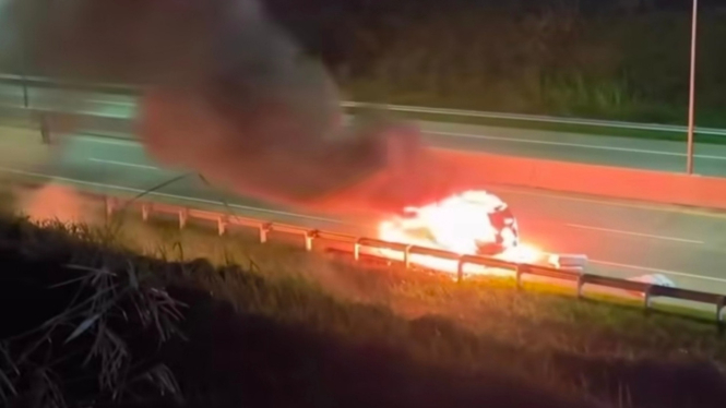 Mobil minibus terbakar di dekat GT Tol Kalikangkung Semarang, KM 415 B