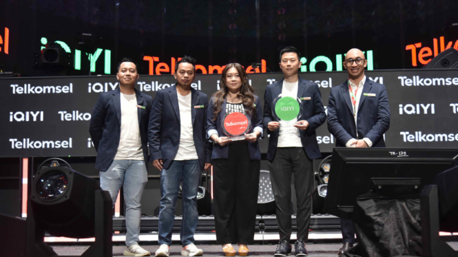 Vice President Digital Lifestyle Telkomsel, Lesley Simpson (tengah).