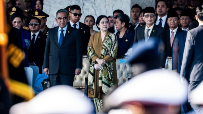 Ketua DPR RI Puan Maharani (tengah).