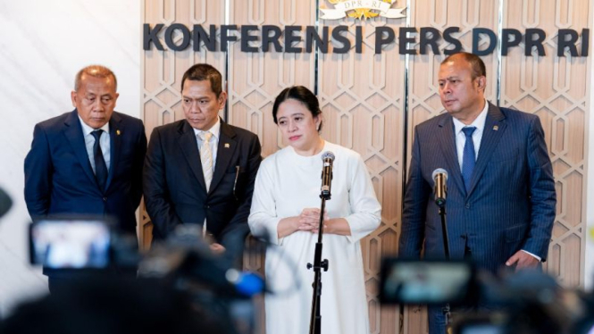 Ketua DPR RI Puan Maharani (tengah).
