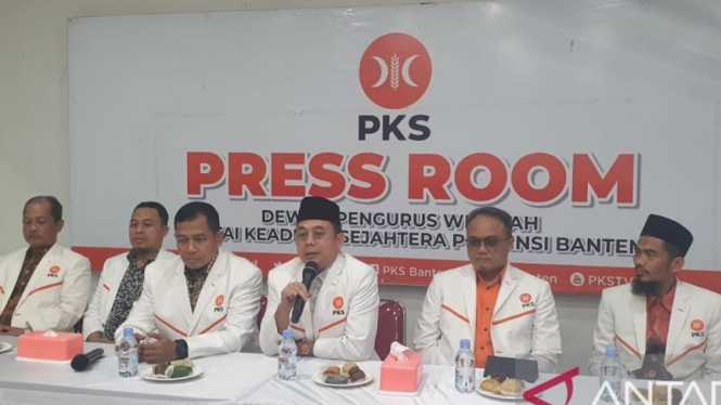Ketua Dewan Pengurus Wilayah (DPW) PKS Banten Gembong R. Sumedi (tengah)