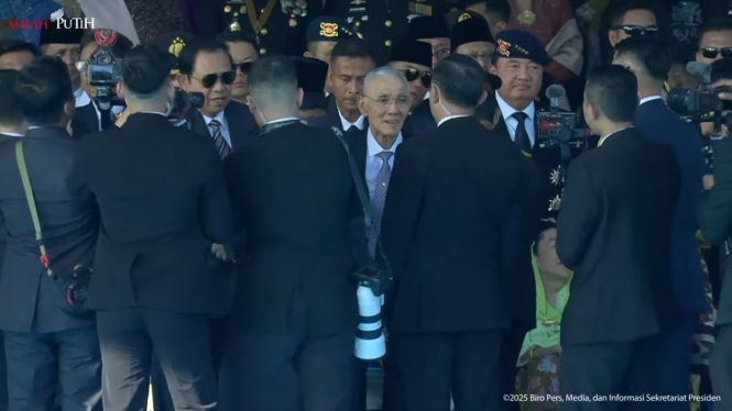 Momen Wakil Presiden RI Gibran Rakabuming Raka hendak bersalaman dan mencium tangan Wakil Presiden RI ke-6 Try Sutrisno di acara HUT Bhayangkara ke-79 di Monas, Jakarta Pusat (sumber: tangkapan layar YouTube Sekretariat Presiden)
