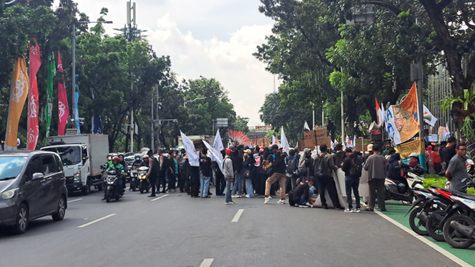 Demo depan Balai Kota sebabkan kemacetan lalu lintas di Jalan Medan Merdeka Selatan 