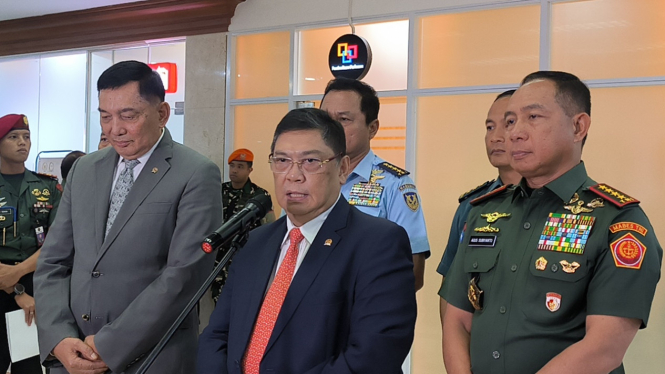 Ketua Komisi I DPR RI, Utut Adianto (tengah) di Kompleks Parlemen, Senayan, Jakarta Pusat 