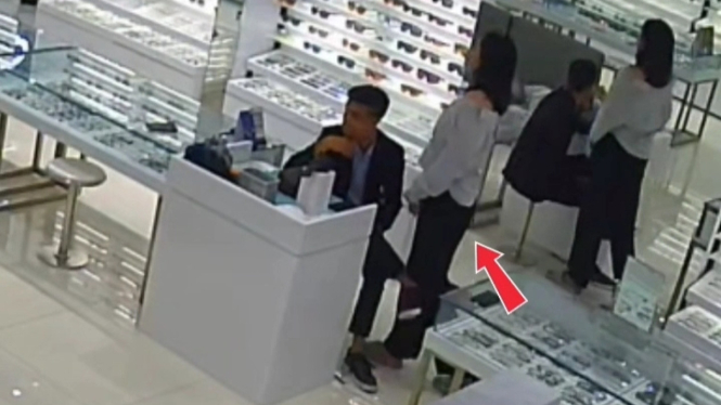 Screenshoot Pasutri BPJS Saat Curi Kacamata (dok:istimewa)