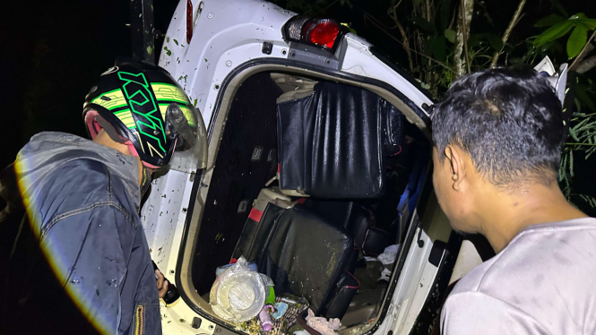 mobil jatuh ke jurang
