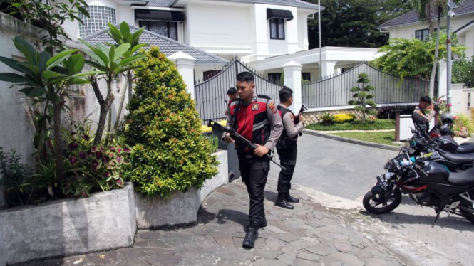 Penyidik KPK melakukan penggeledahan di rumah Topan Obaja Putra Ginting