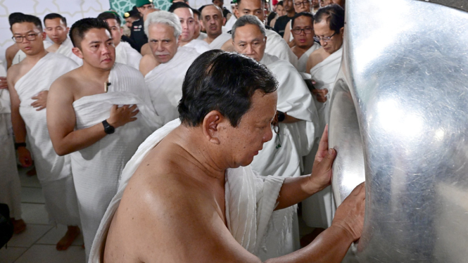 Prabowo mencium hajar aswad  saat jalani tawaf  (Foto: Muchlis Jr - Biro Pers Sekretariat Presiden)