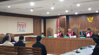 Terdakwa mantan jaksa Kejaksaan Negeri Jakarta Barat, Azam Akhmad Akhsya