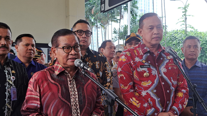 Gubernur Jakarta Pramono Anung didampingi wali kota Bekasi Tri Adhianto Tjahyono 