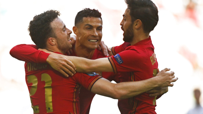 Cristiano Ronaldo bersama Diogo Jota dan Bernardo Silva