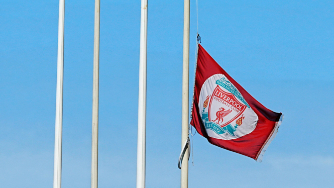 Bendera setengah tiang Liverpool untuk Diogo Jota di Anfield
