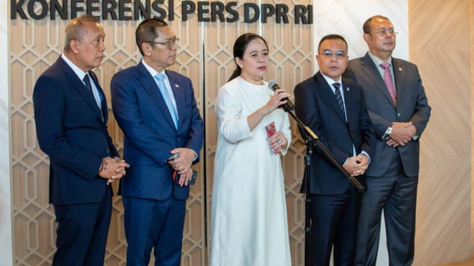 Ketua DPR RI Puan Maharani (tengah).