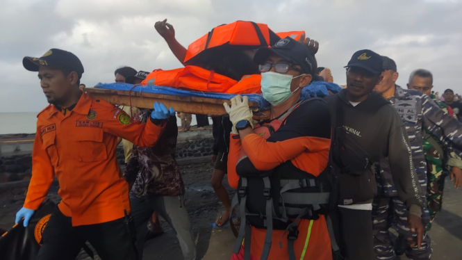 TNI-Basarnas mengevakuasi korban tenggelam KMP Tunu Pratama Jaya di Selat Bali