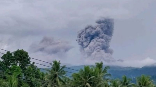 Gunung Dukono di Halmahera Utara
